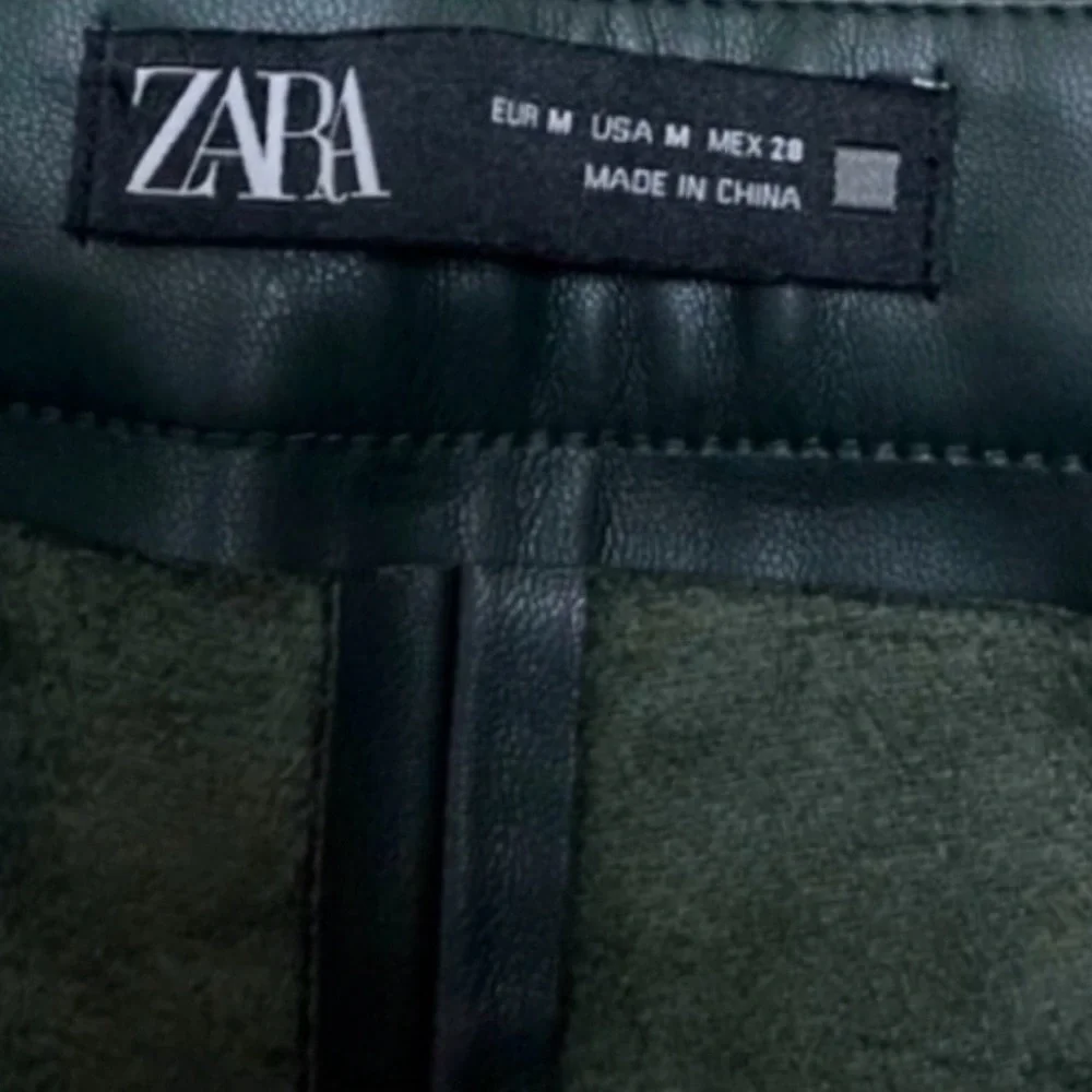NWOT Zara Dark Green Leather high-waisted leggings. Size M. Ankle Zip